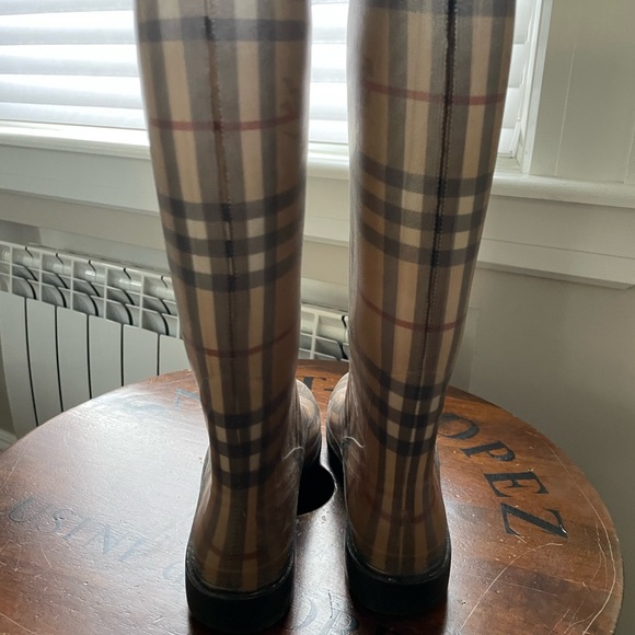 Burberry tall rain boots - Picture 2 of 6